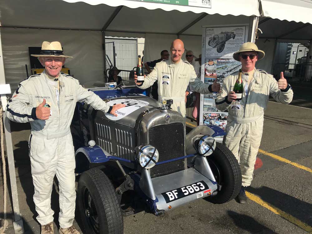 De finish gehaald: blijdschap bij Citroënrijders Martin Doherty, Paul Wybrow en Gary Weston (vlnr)