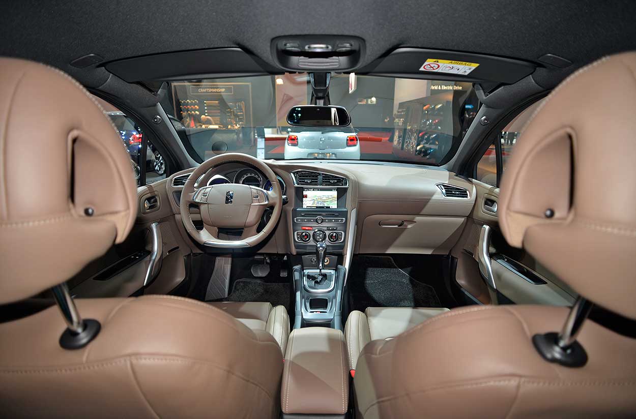 Alleen het allerbeste anilineleer wordt gebruikt voor de DS-serie, zoals hier in het handgemaakte interieur van de DS4.