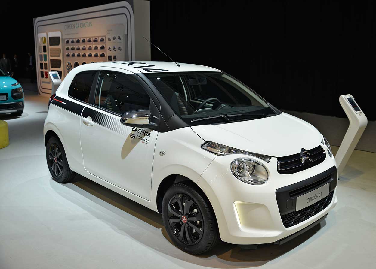 Eye catcher: zwart-witte Citroën C1 Velizy B4//FR14 met speciale striping, zwarte velgen met subtiele rode accenten.